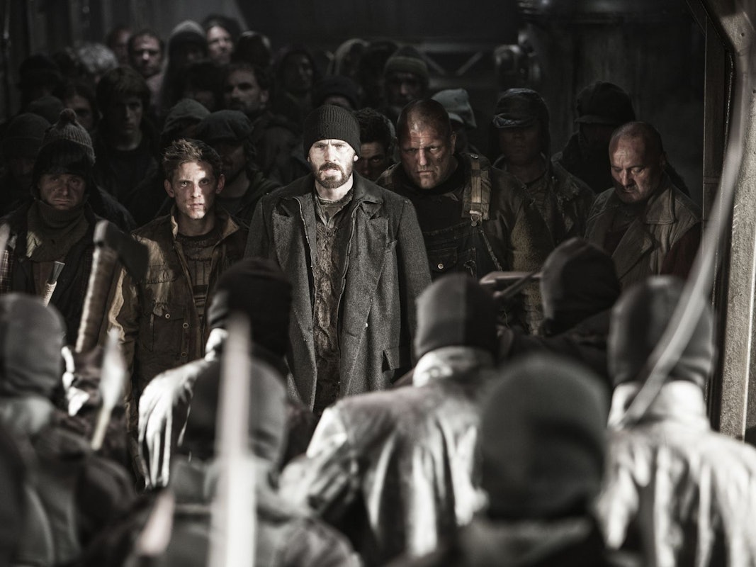 Hinter jeder Abteiltür kann wie in einem Computerspiel das pure Grauen lauern: Curtis (Chris Evans, Mitte) und seine Mitstreiter treffen auf eine perfide Henkerstruppe. (Bild: ZDF/2013 SNOWPIERCER LTD.CO)