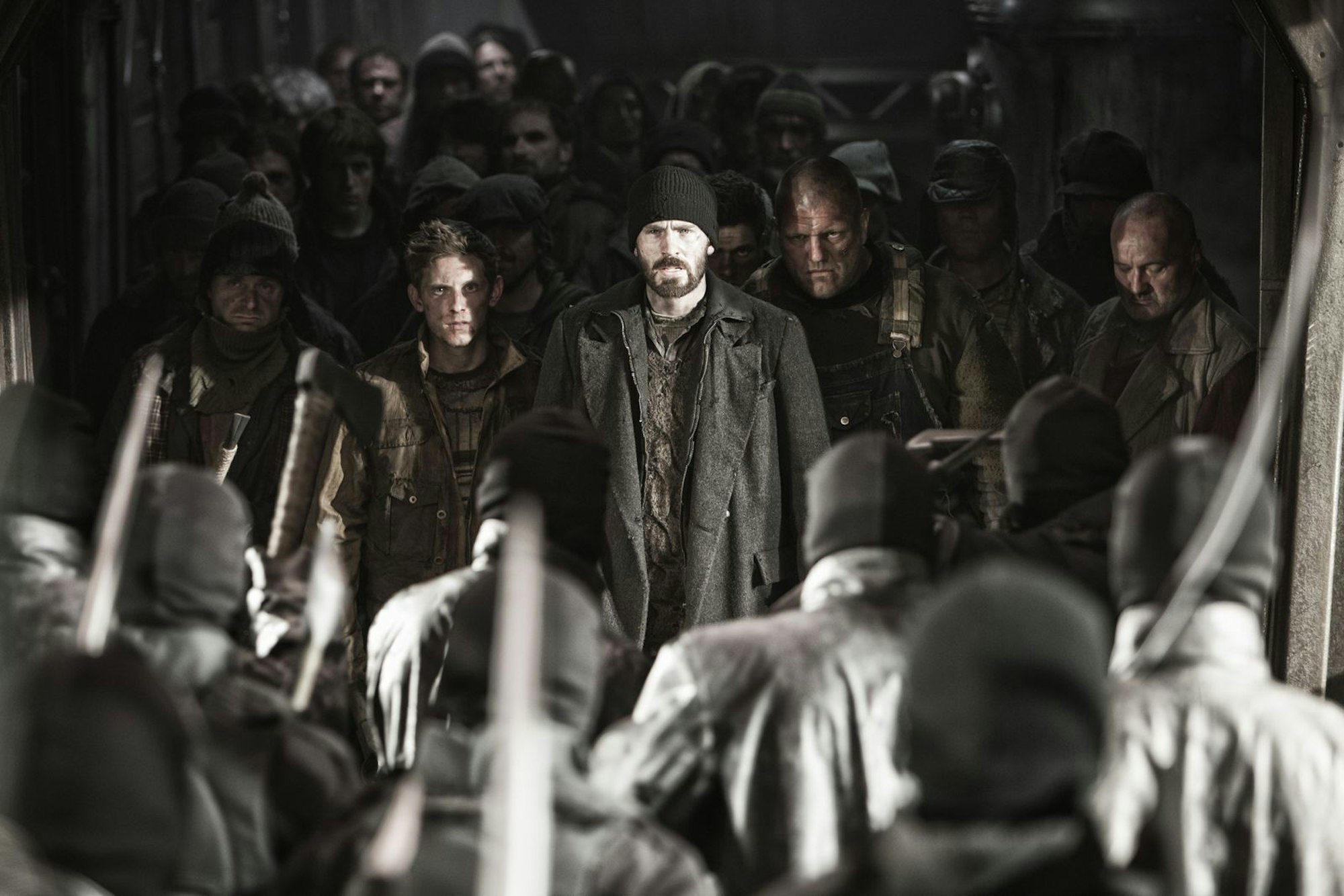 Hinter jeder Abteiltür kann wie in einem Computerspiel das pure Grauen lauern: Curtis (Chris Evans, Mitte) und seine Mitstreiter treffen auf eine perfide Henkerstruppe. (Bild: ZDF/2013 SNOWPIERCER LTD.CO)