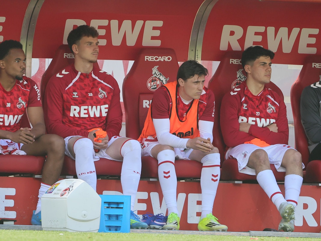 Youssoupha Niang, Rav van den Berg, Alessio Castro-Montes und Felipe Chavez auf der FC-Bank.