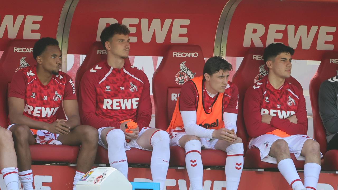 Blick auf die Kölner Bank: Youssoupha Niang, Rav van den Berg, Alessio Castro-Montes, Felipe Chavez (v.l.)