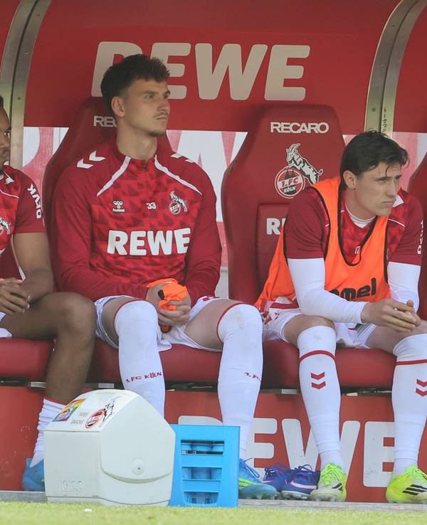 Youssoupha Niang, Rav van den Berg, Alessio Castro-Montes und Felipe Chavez auf der FC-Bank.