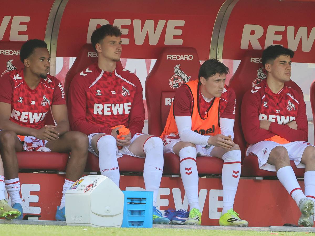 Youssoupha Niang, Rav van den Berg, Alessio Castro-Montes und Felipe Chavez auf der FC-Bank.
