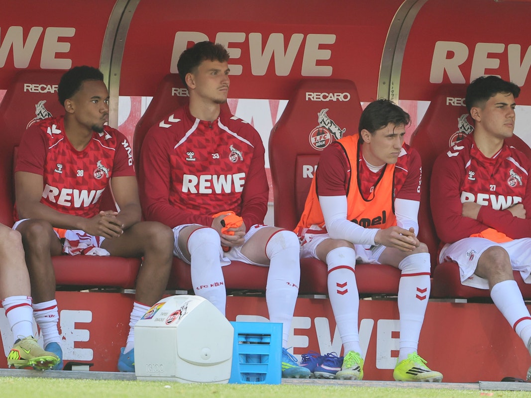 Youssoupha Niang, Rav van den Berg, Alessio Castro-Montes und Felipe Chavez auf der FC-Bank.