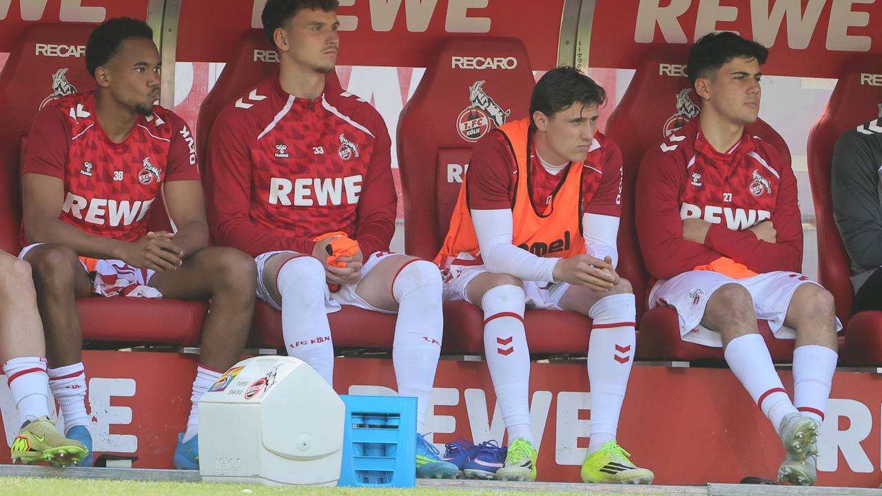 Youssoupha Niang, Rav van den Berg, Alessio Castro-Montes und Felipe Chavez auf der FC-Bank.