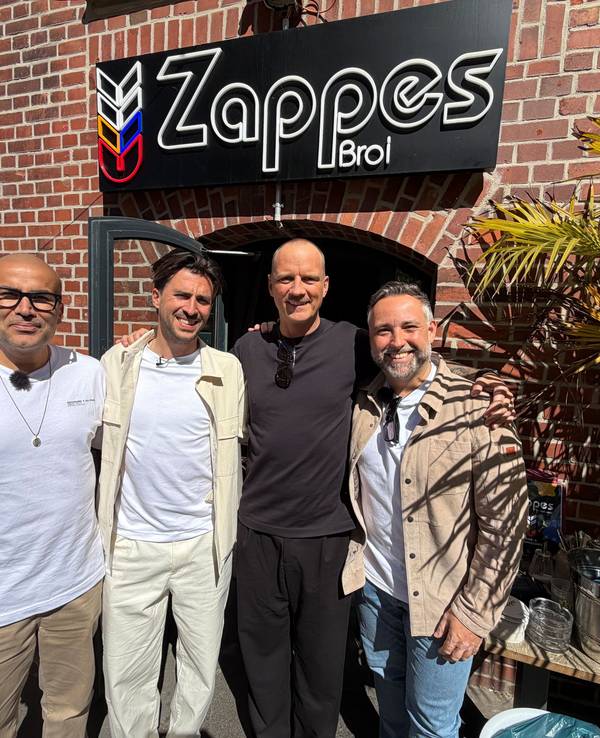 Kemal Üres steht mit Marcus Lorbeck, Rasmus Stjernholm und Maximilian Koeser vor dem Zappes.