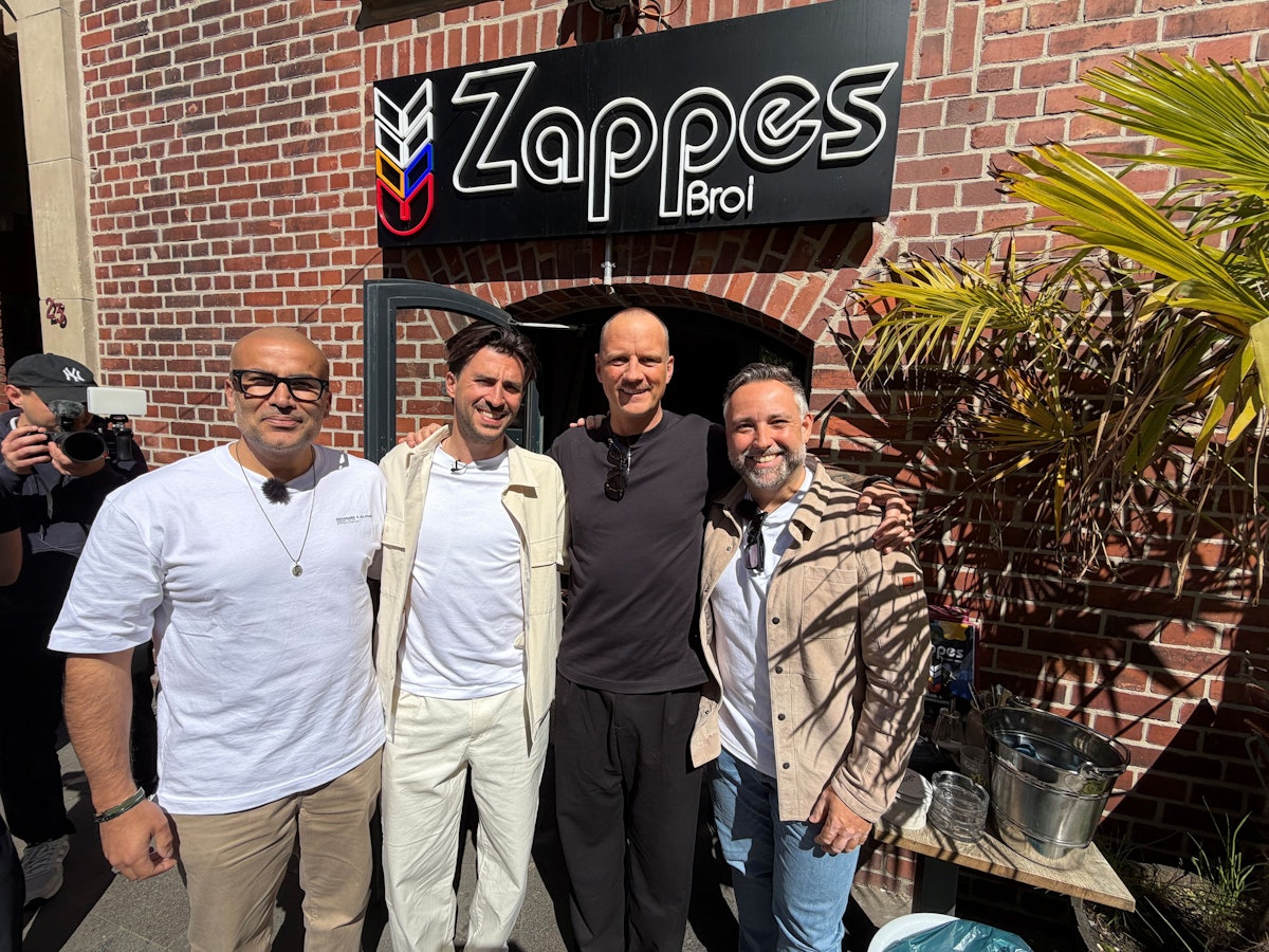 Kemal Üres steht mit Marcus Lorbeck, Rasmus Stjernholm und Maximilian Koeser vor dem Zappes.