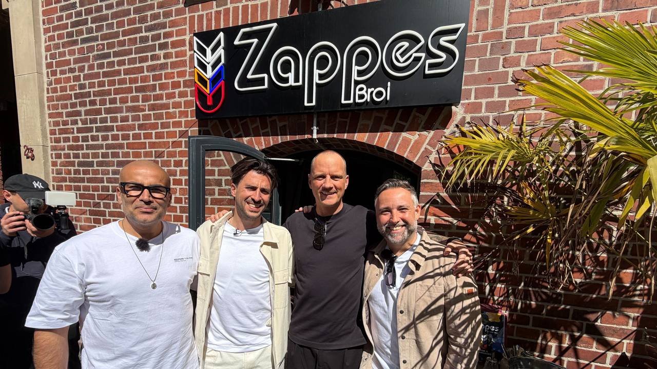 Kemal Üres steht mit Marcus Lorbeck, Rasmus Stjernholm und Maximilian Koeser vor dem Zappes.