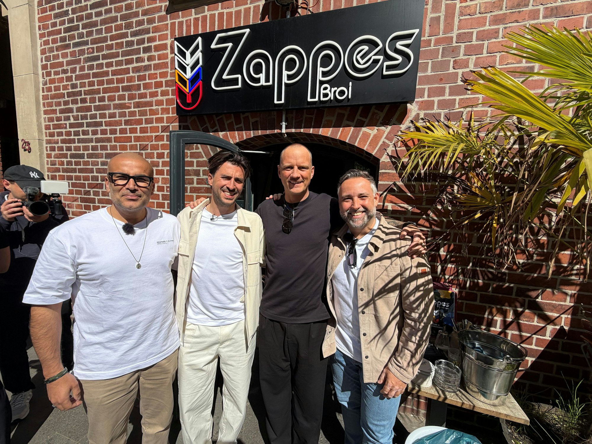 Kemal Üres steht mit Marcus Lorbeck, Rasmus Stjernholm und Maximilian Koeser vor dem Zappes.