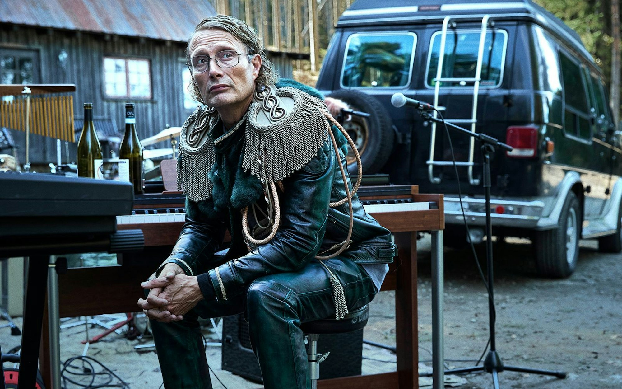 Der unter einer Identitätsstörung leidende Manfred (Mads Mikkelsen) lebt in seiner ganz eigenen Welt. (Bild: Neue Visionen Filmverleih / Splendid Film)