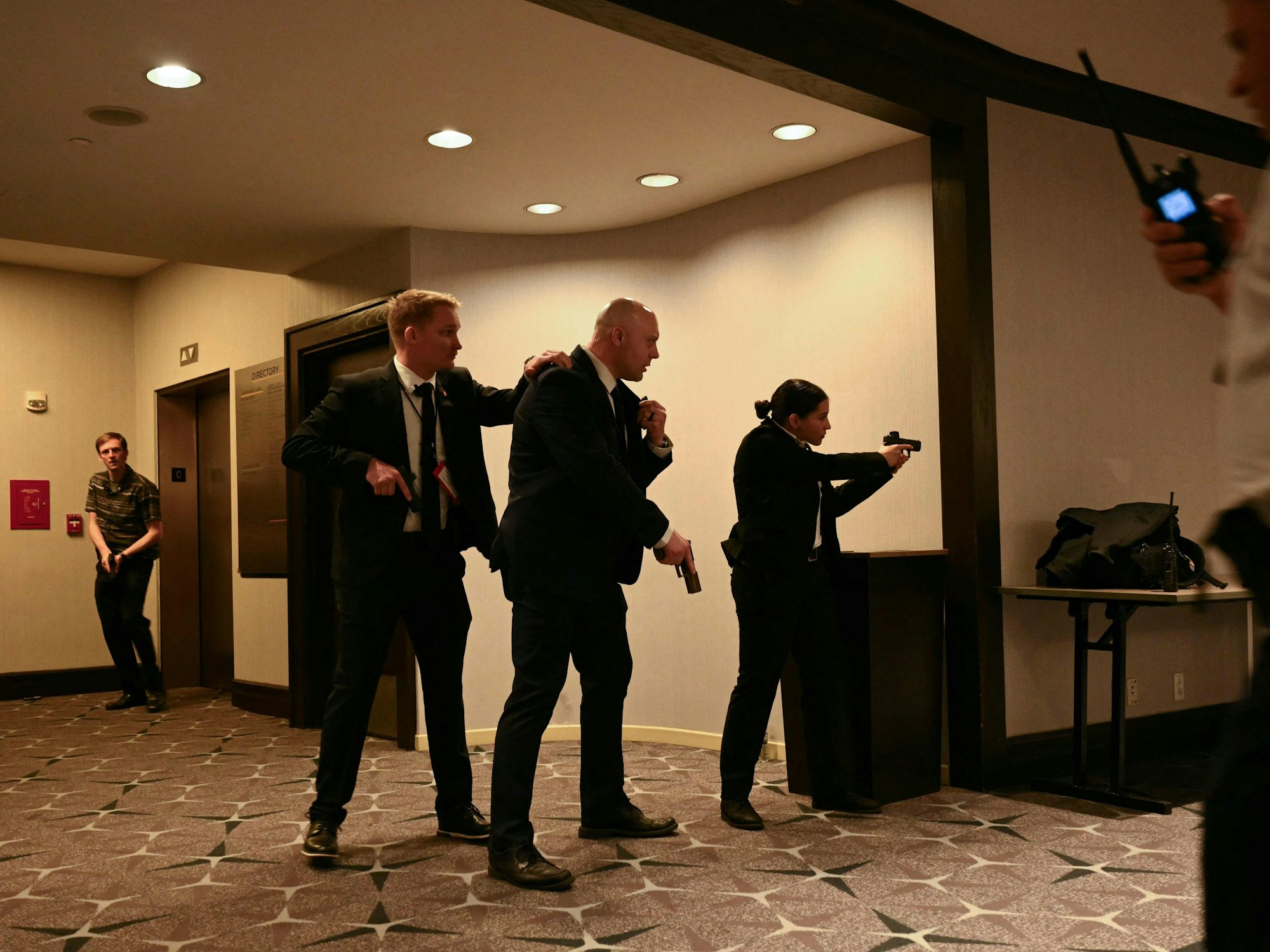 Sicherheitskräfte ziehen ihre Waffen, nachdem ein bewaffneter Mann während des Korrespondentendinners des Weißen Hauses im Washington Hilton in Washington, D.C., die Sicherheitsschleuse durchbrochen hatte.