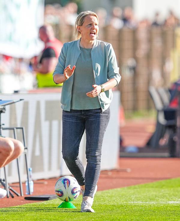 Bremen-Trainerin Friederike Kromp geht in ihrer Coachingzone auf und ab.