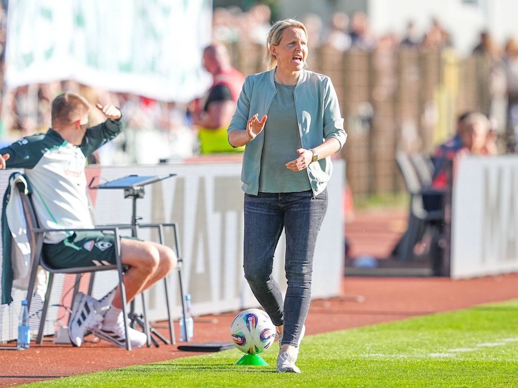 Bremen-Trainerin Friederike Kromp geht in ihrer Coachingzone auf und ab.