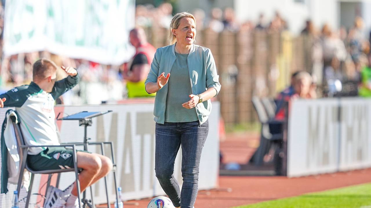 Bremen-Trainerin Friederike Kromp geht in ihrer Coachingzone auf und ab.