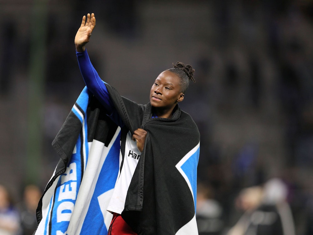 Magou Doucouré winkt nach dem Spiel den Fans zu.