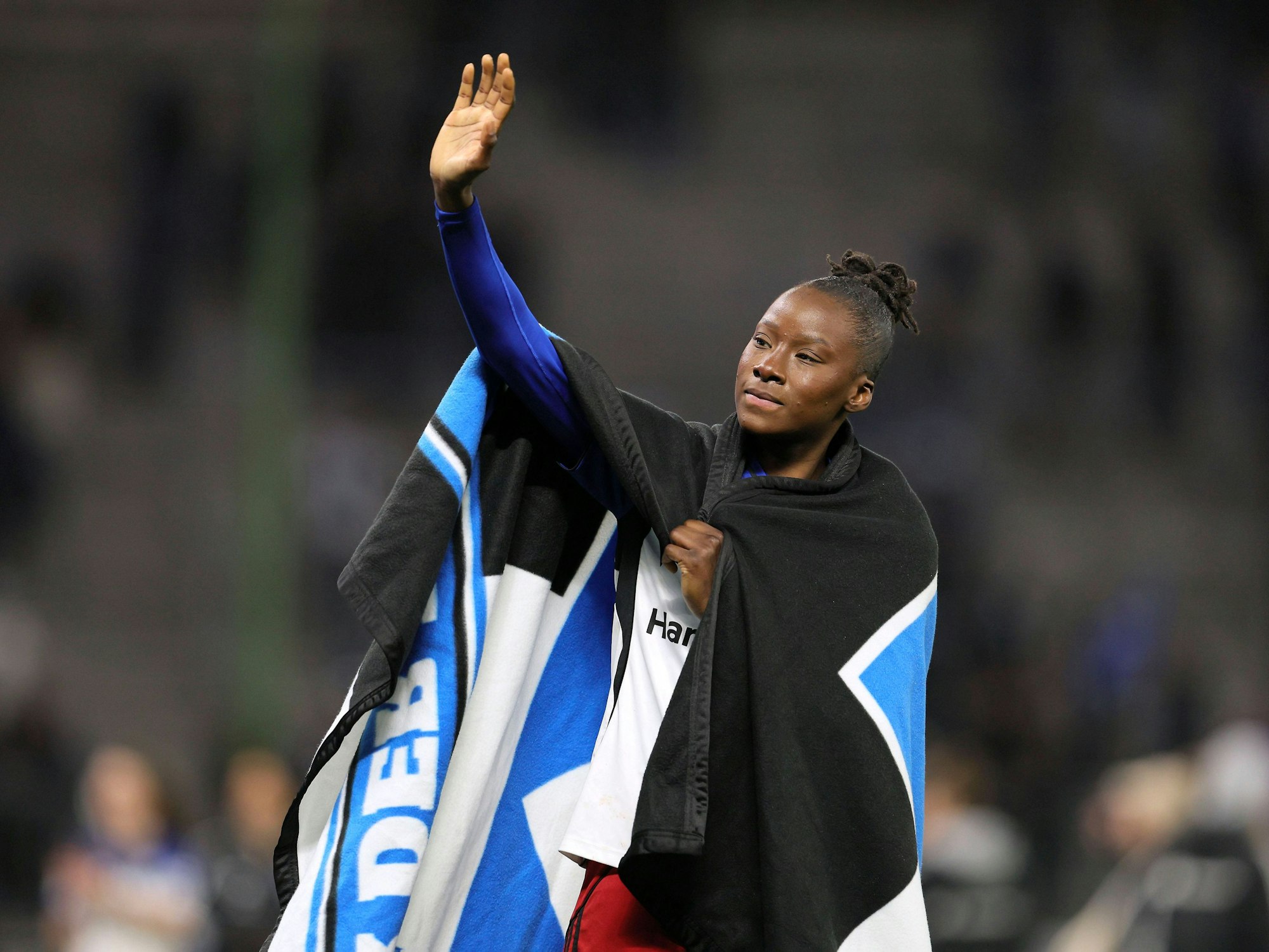 Magou Doucouré winkt nach dem Spiel den Fans zu.