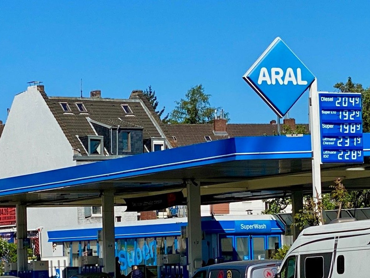 Auch an der Aral-Tankstelle in Köln-Niehl rutschten die Preise unter die 2-Euro-Marke.