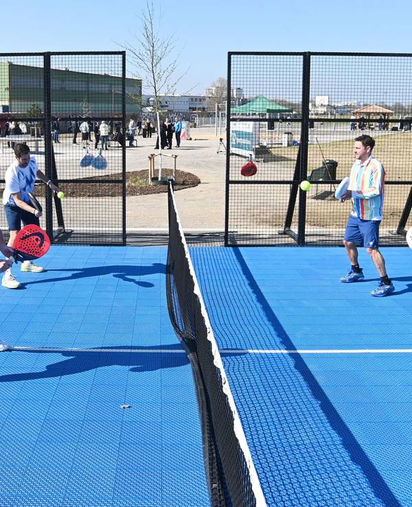 Menschen spielen in einem öffentlichen Park in Köln Padel