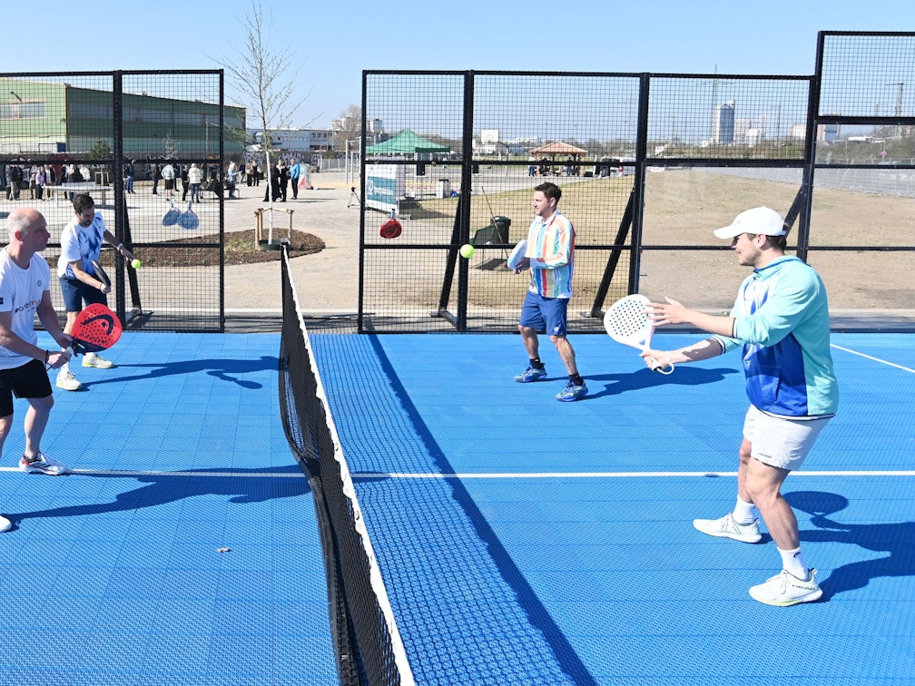 Menschen spielen in einem öffentlichen Park in Köln Padel