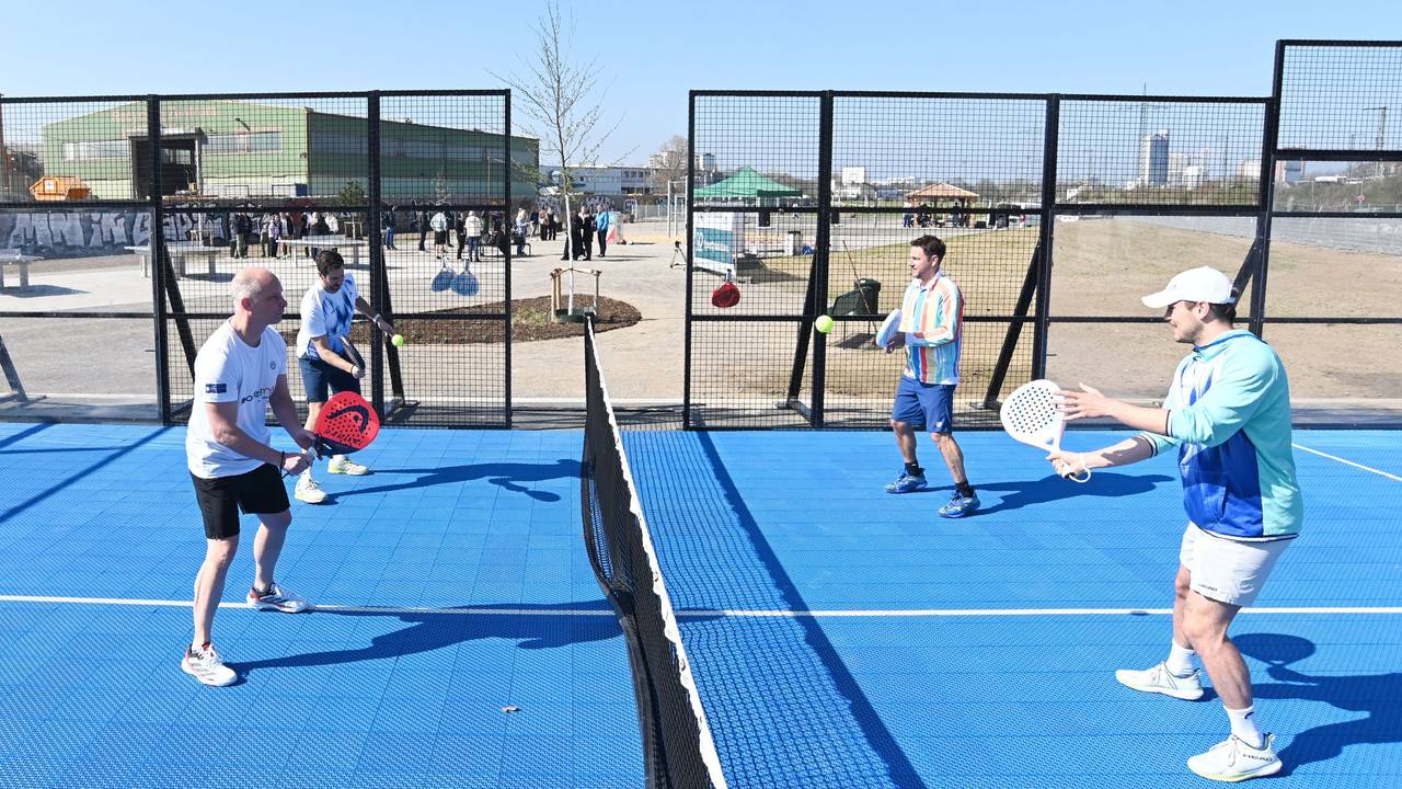 Menschen spielen in einem öffentlichen Park in Köln Padel