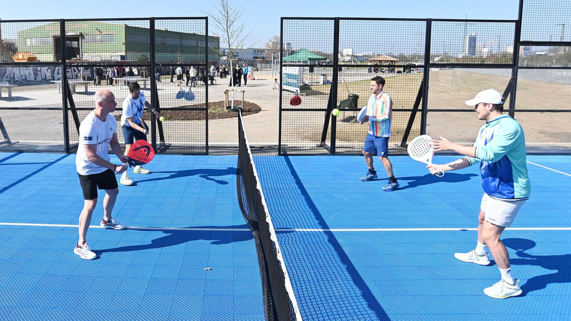 Menschen spielen in einem öffentlichen Park in Köln Padel