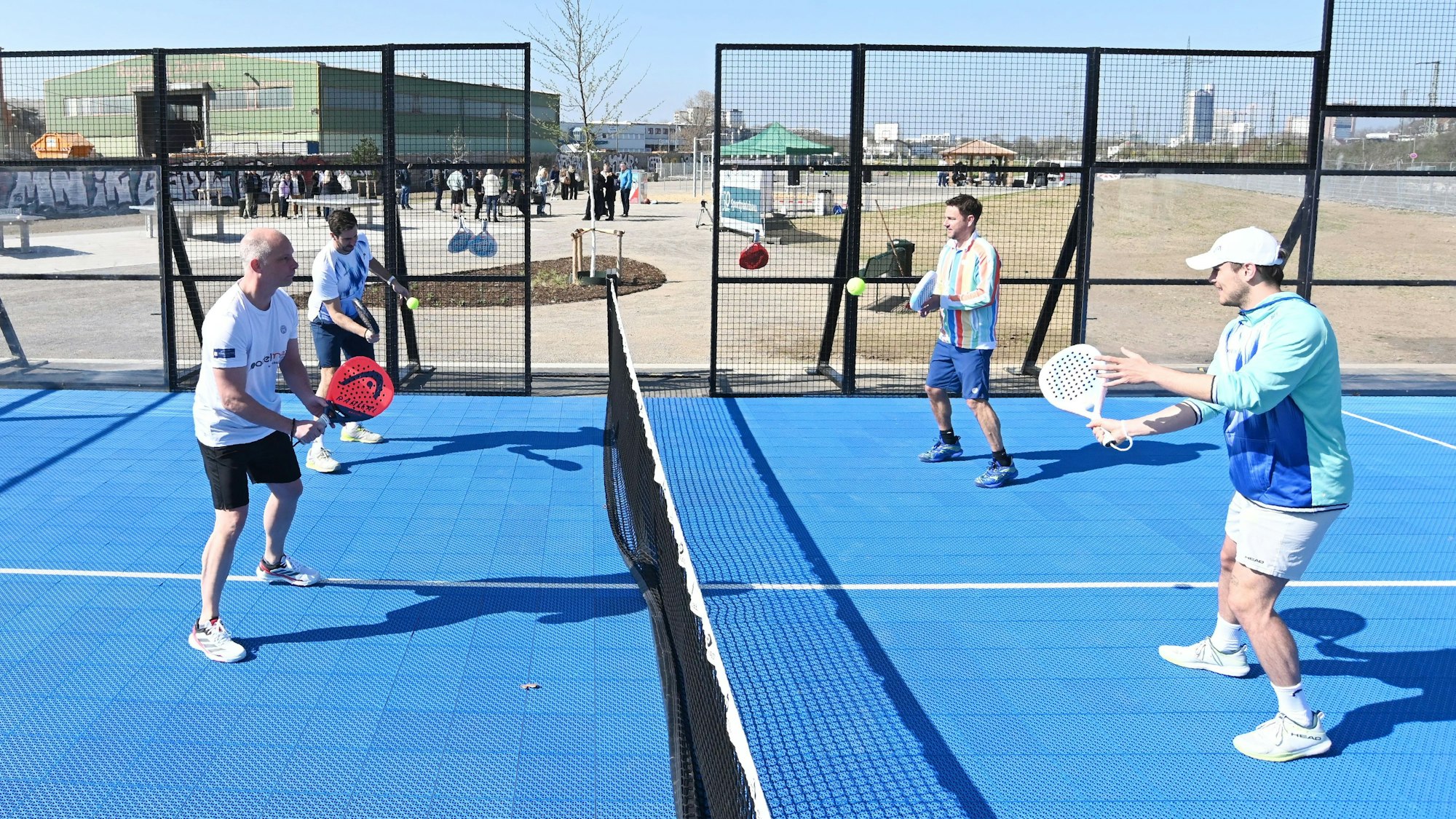 Menschen spielen in einem öffentlichen Park in Köln Padel