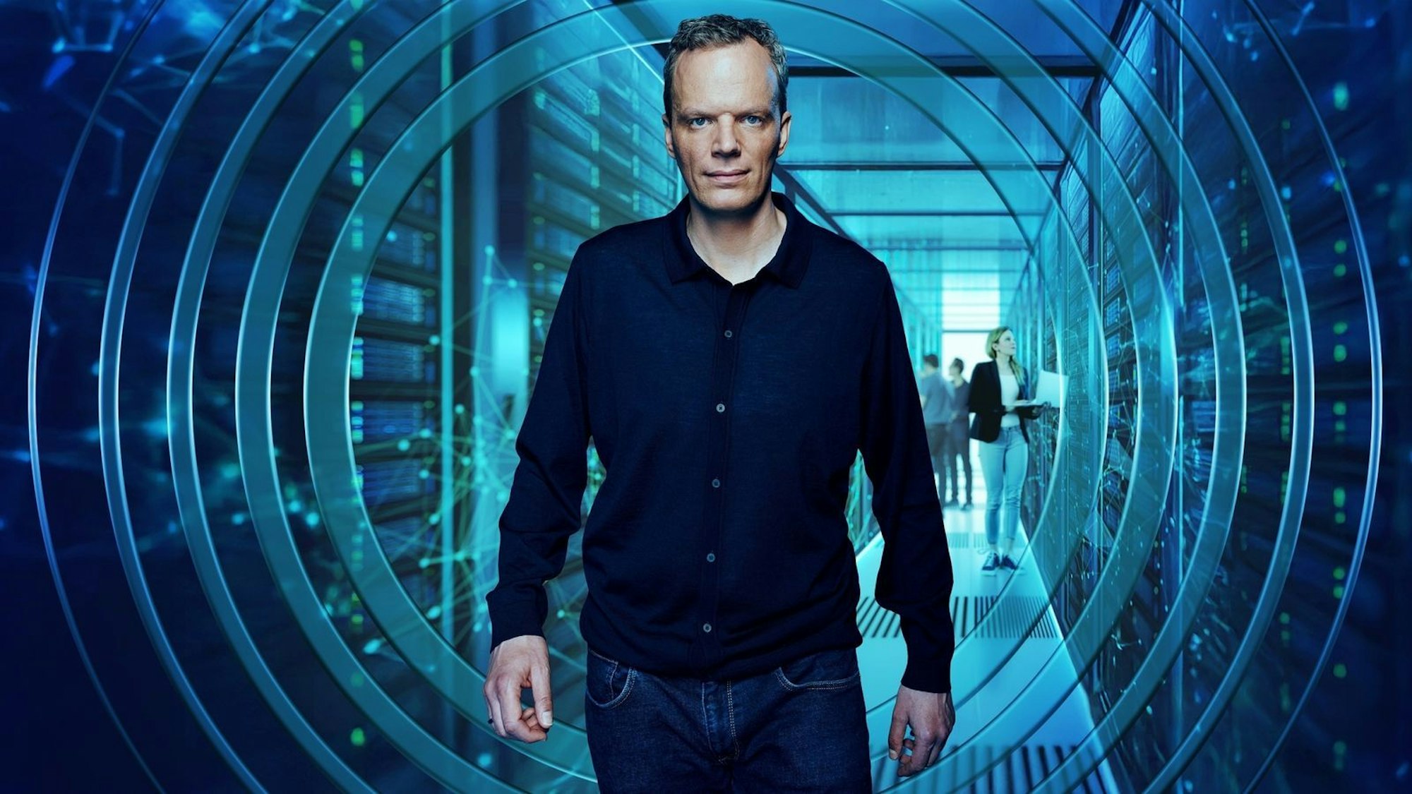 Künstliche Intelligenz und der Arbeitsmarkt: Wie bedroht sie unsere Jobs? Das will der Wirtschaftsjournalist Florian Neuhann herausfinden. (Bild: ZDF/Maximilian König)