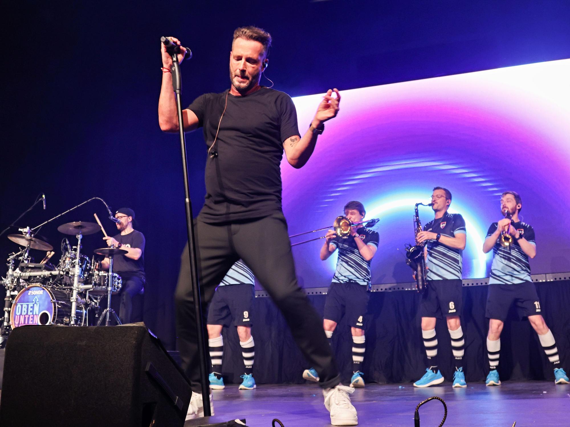 Die Räuber zusammen mit der Rhythmussportgruppe.