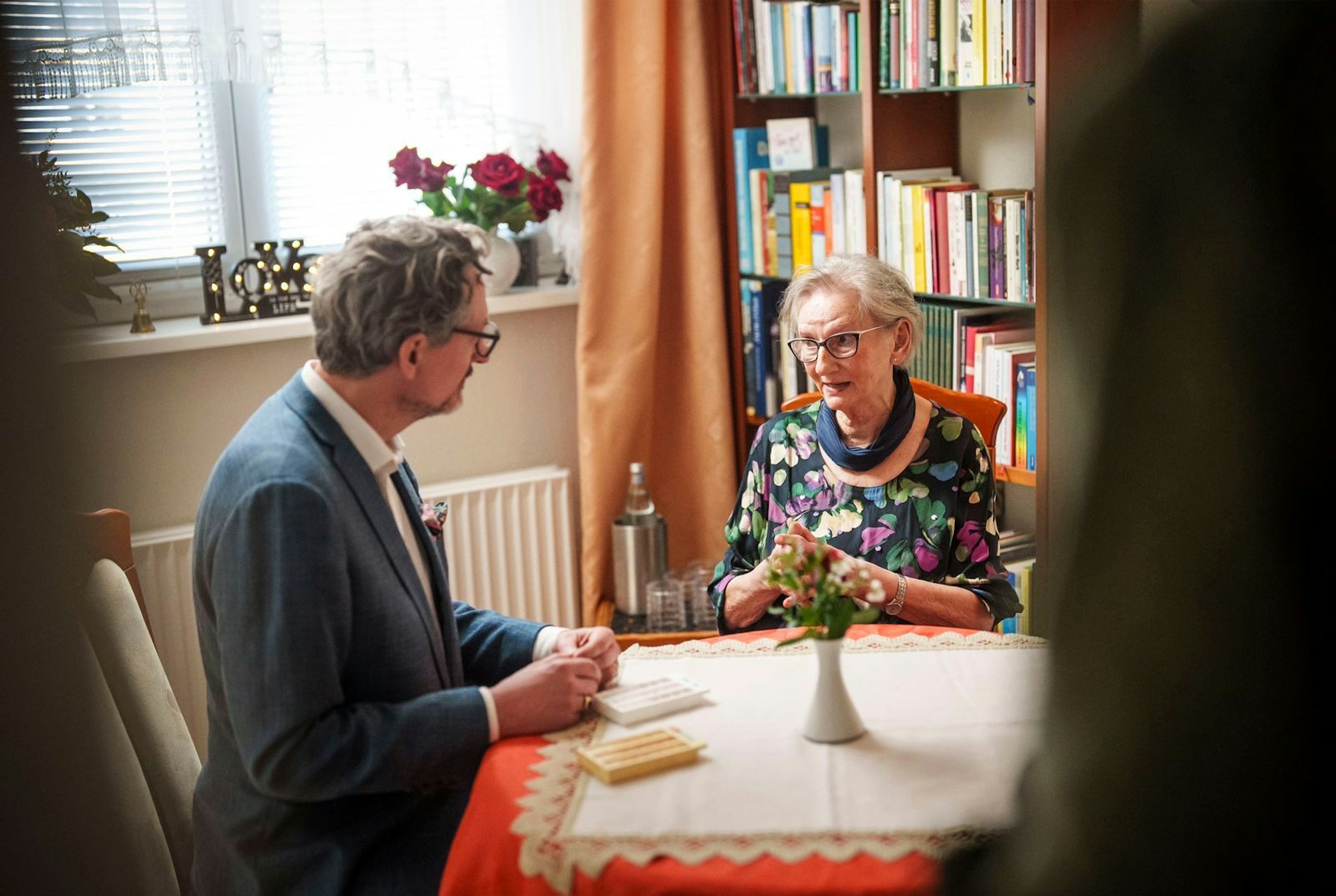 Dr. Eckart von Hirschhausen besucht die 80-jährige Viktoria in ihrer Berliner Wohnung. Auch Viktoria wurde Opfer eines Deepfake-Betrugs. (Bild: WDR/Dominik Butzmann)