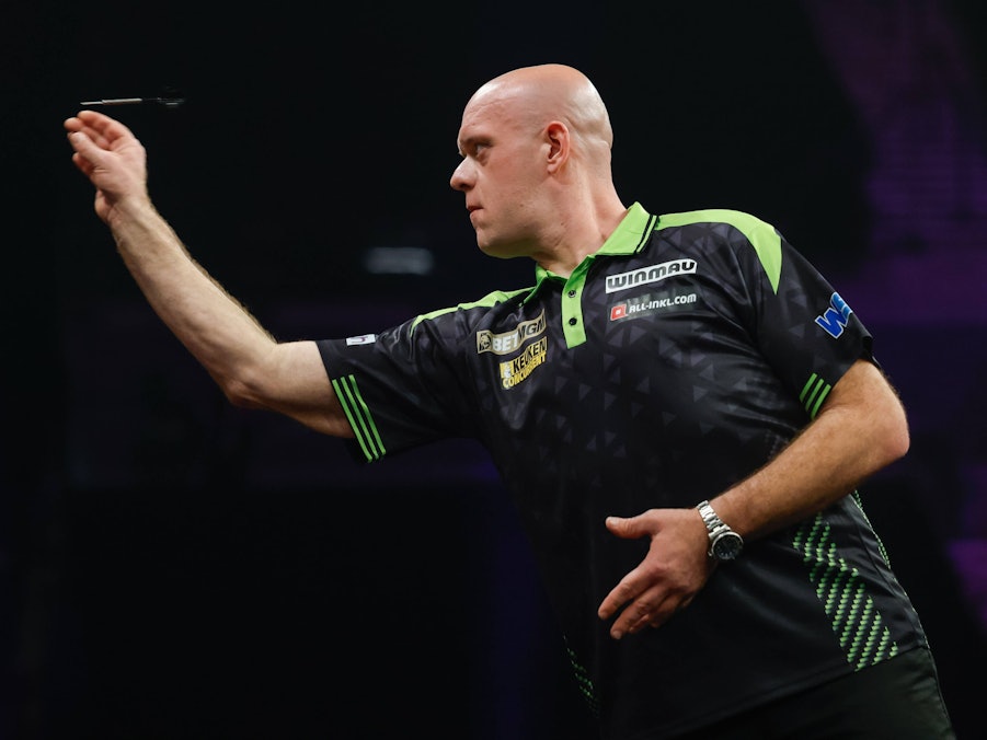 Michael van Gerwen wirft einen Dartpfeil