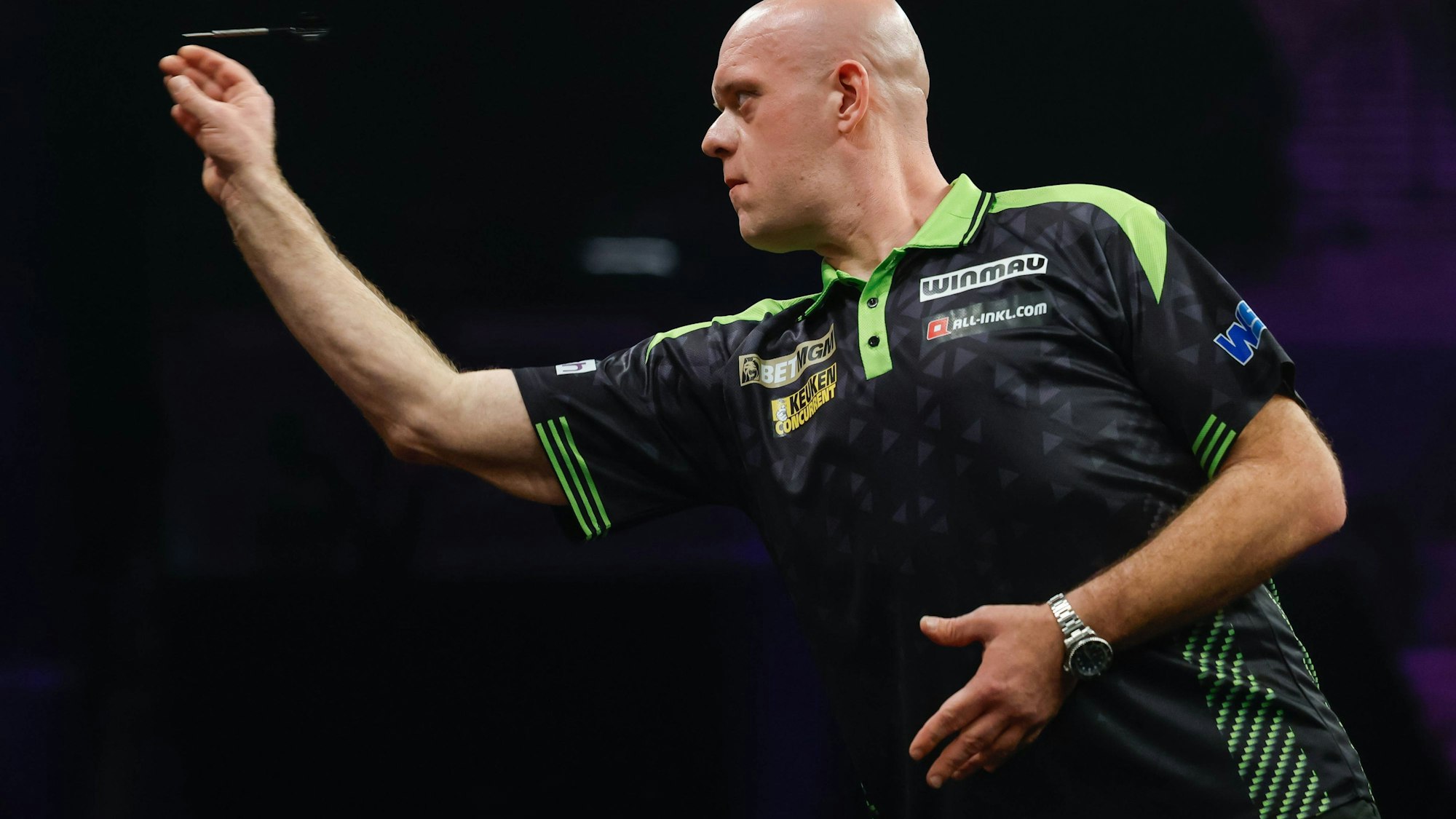 Michael van Gerwen wirft einen Dartpfeil