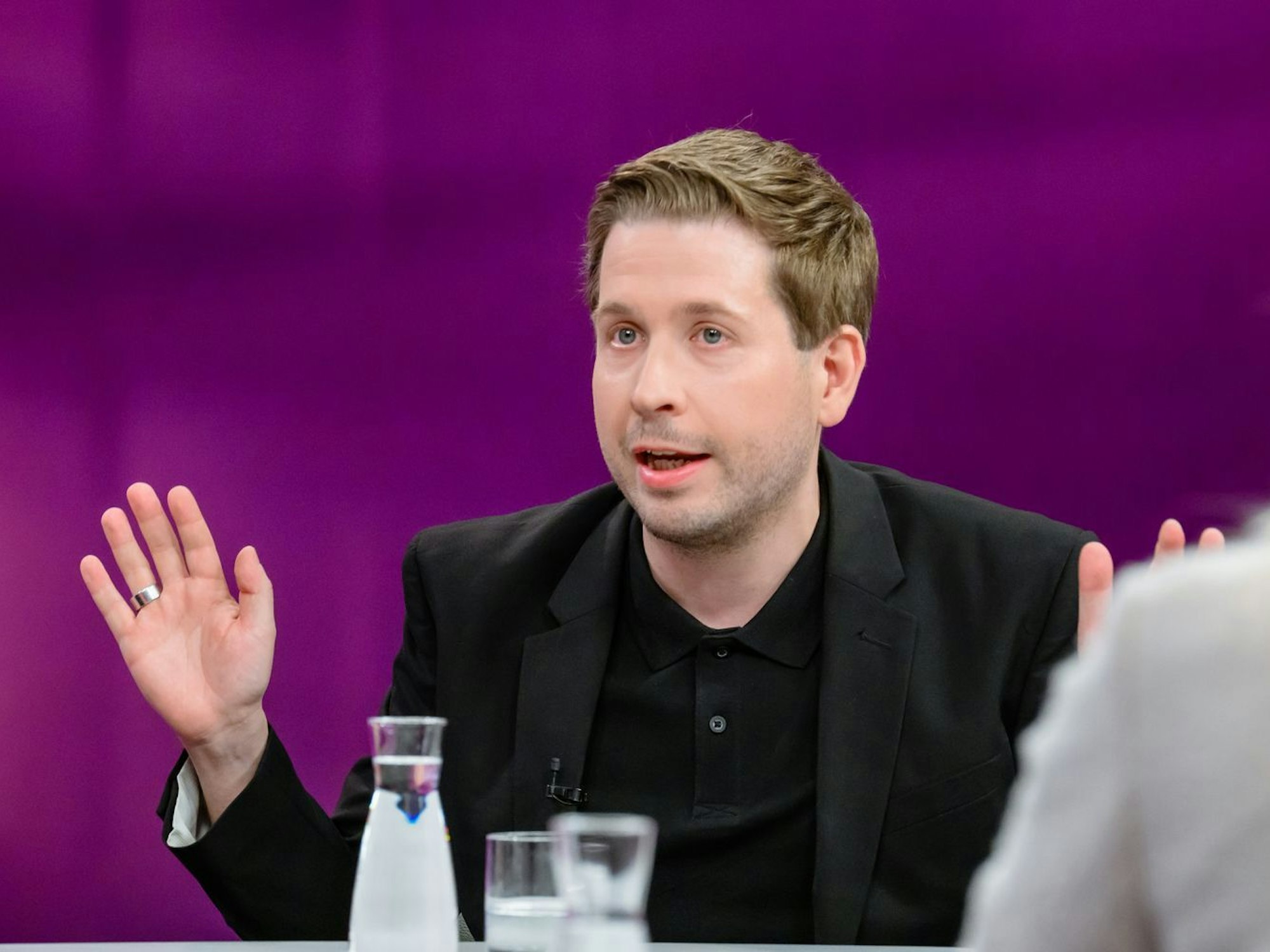 Kevin Kühnert zählte mehrere „Ungerechtigkeiten“ auf - unter anderem, dass auf Krypto-Gewinne nach einem Jahr keine Steuern gezahlt werden müssen. (Bild: ZDF/Svea Pietschmann )