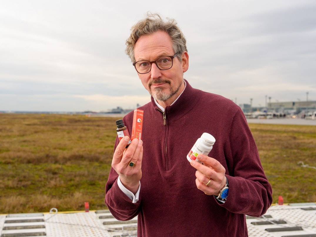 Dr. Eckart von Hirschhausen am Frankfurter Flughafen. Allein 2024 stellte der Zoll über zwei Millionen illegale Ampullen und Tabletten sicher. (Bild: WDR/Annika Graeff)