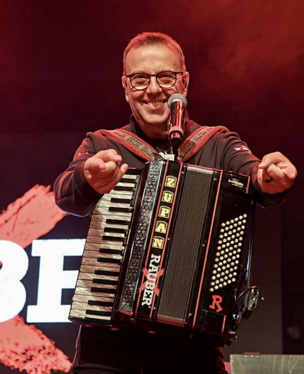 Kurt Feller steht beim Konzert auf der Bühne.