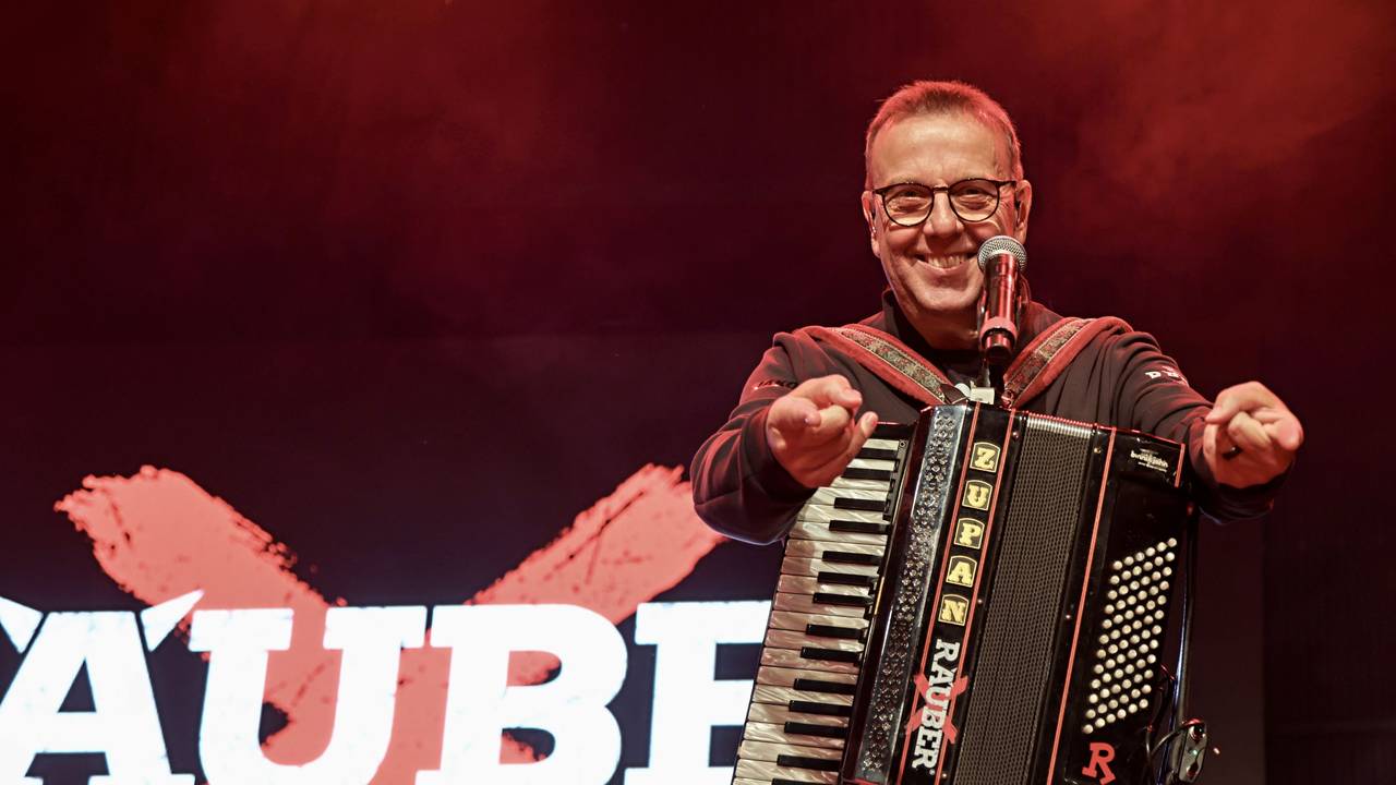 Kurt Feller steht beim Konzert auf der Bühne.