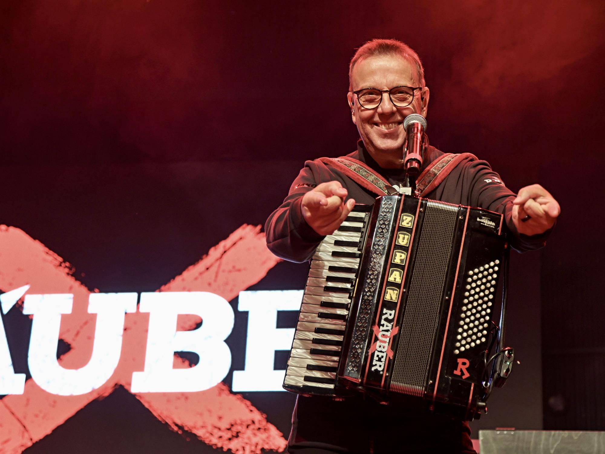 Kurt Feller steht beim Konzert auf der Bühne.