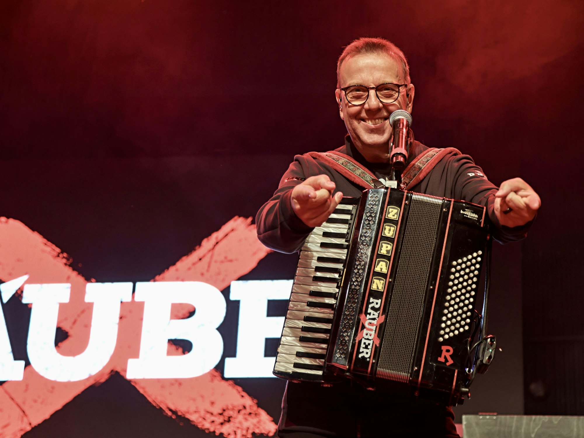 Kurt Feller steht beim Konzert auf der Bühne.