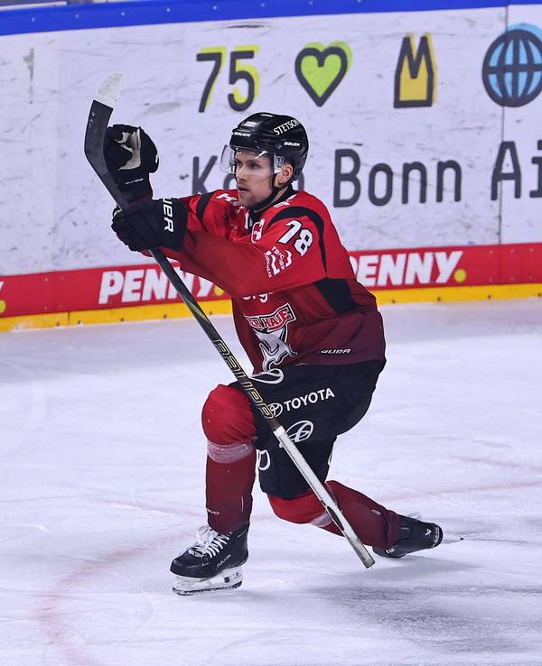 Dominik Bokk jubelt auf dem Eis.