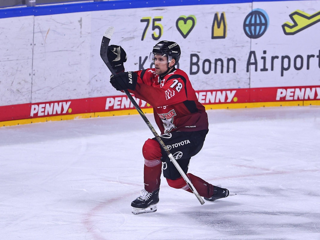 Dominik Bokk jubelt auf dem Eis.