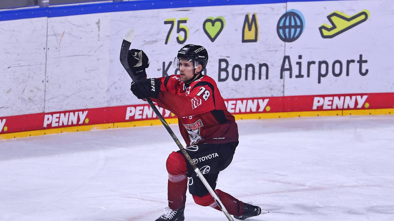 Dominik Bokk jubelt auf dem Eis.