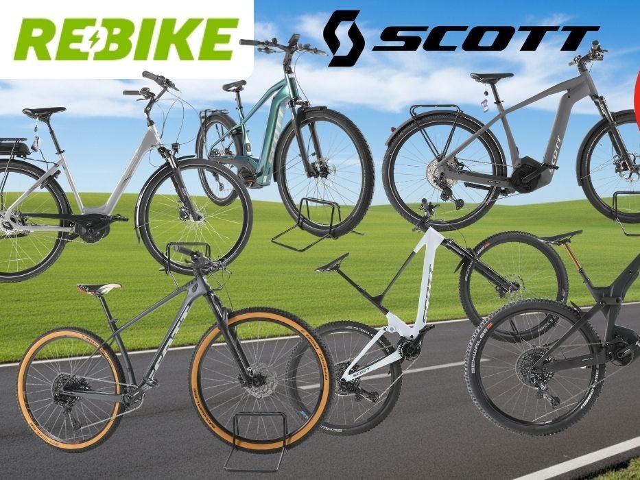 Mehrere refurbished Scott E-Bikes und Fahrräder verschiedener Kategorien – darunter Trekking-E-Bikes, E-Mountainbikes und ein Gravelbike – vor grüner Landschaft, mit den Logos von Rebike und Scott sowie einem roten Rabatt-Button.