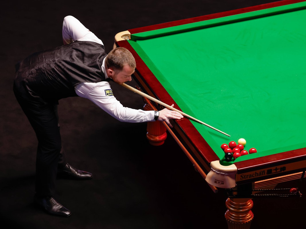 Mark Allen steht am Snooker-Tisch.