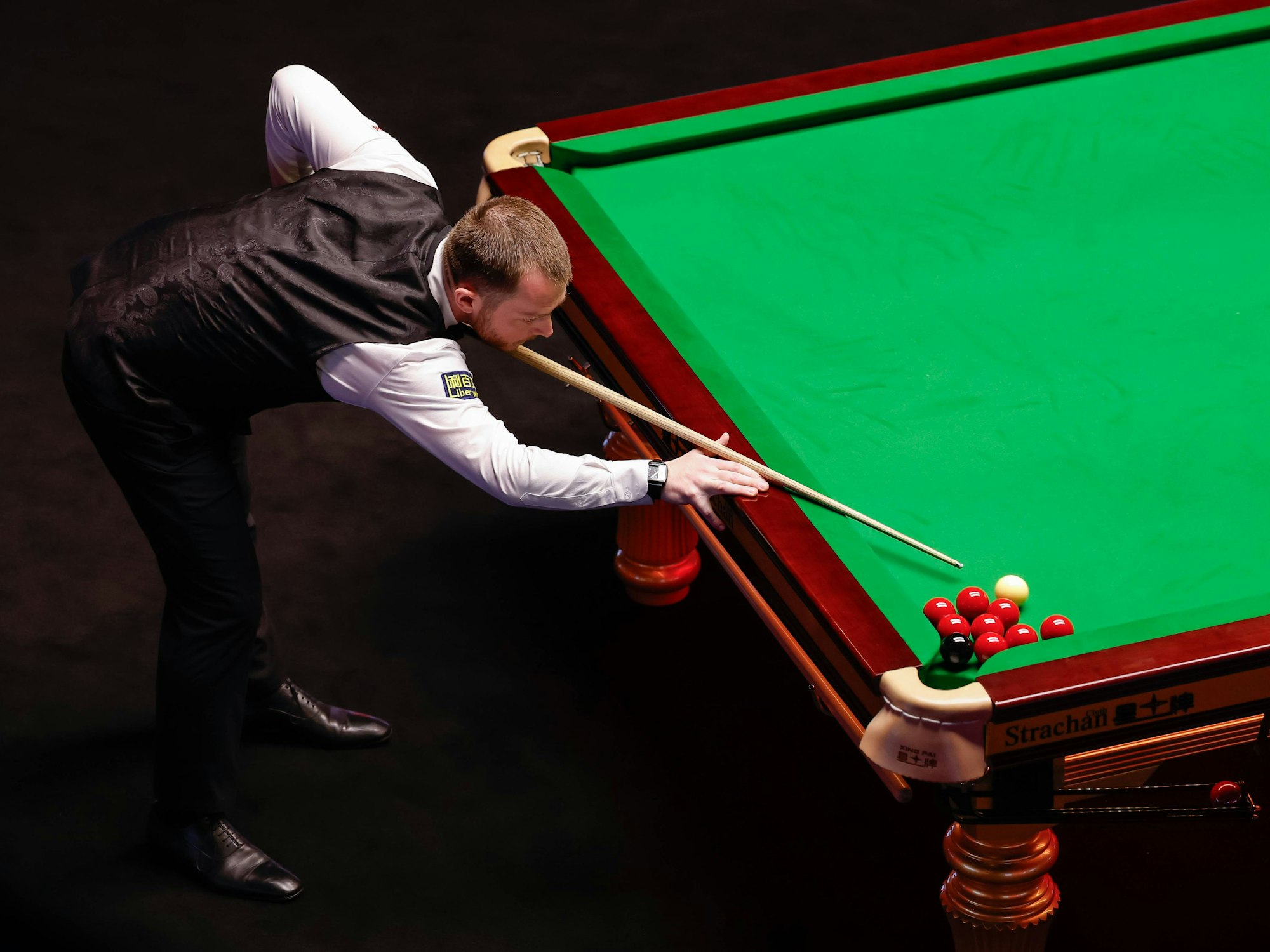 Mark Allen steht am Snooker-Tisch.