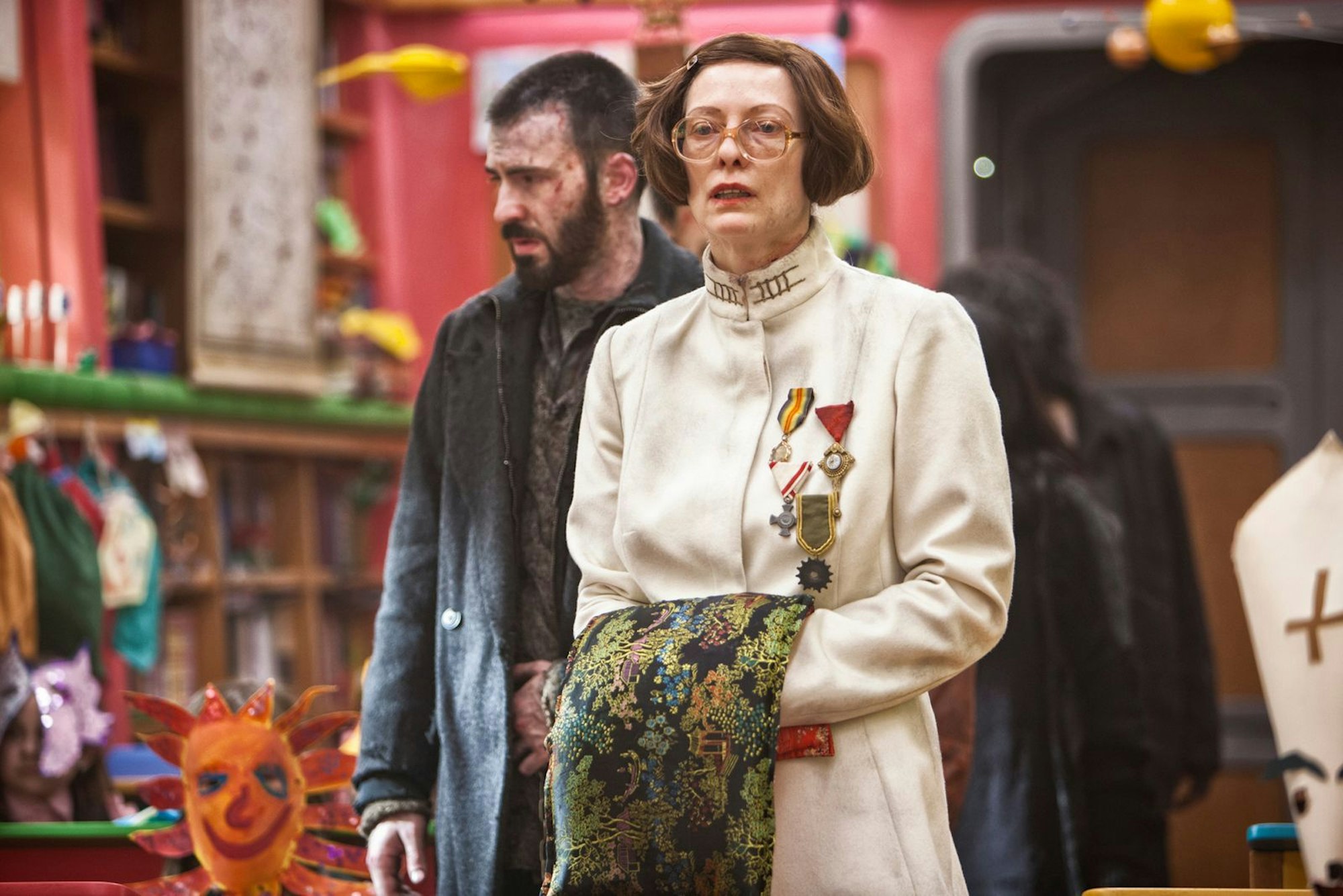 Selten sah man die wandlungsreiche Tilda Swinton - hier als groteske Ministerin Mason - derartig großartig überperformen. (Bild: ZDF/2013 SNOWPIERCER LTD.CO)