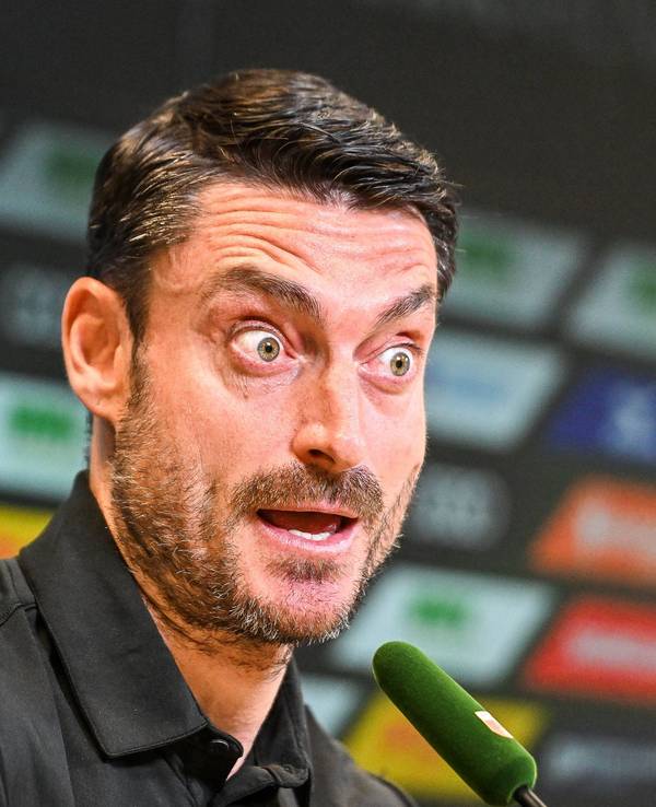 Albert Riera reißt bei einer PK weit auf Augen auf.