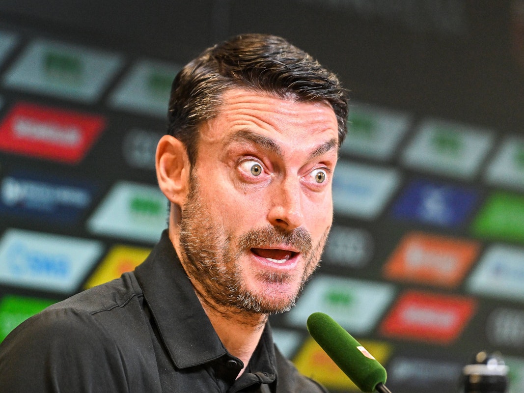 Albert Riera reißt bei einer PK weit auf Augen auf.