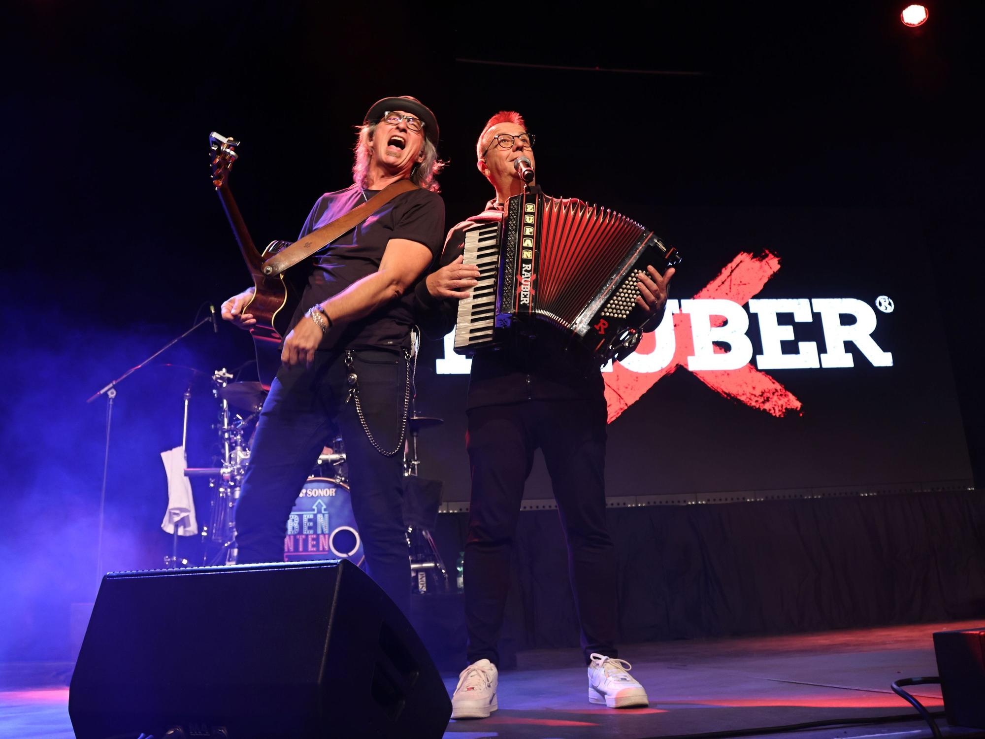 Andreas „Schrader“ Dorn und Kurt Feller stehen zusammen auf der Bühne.