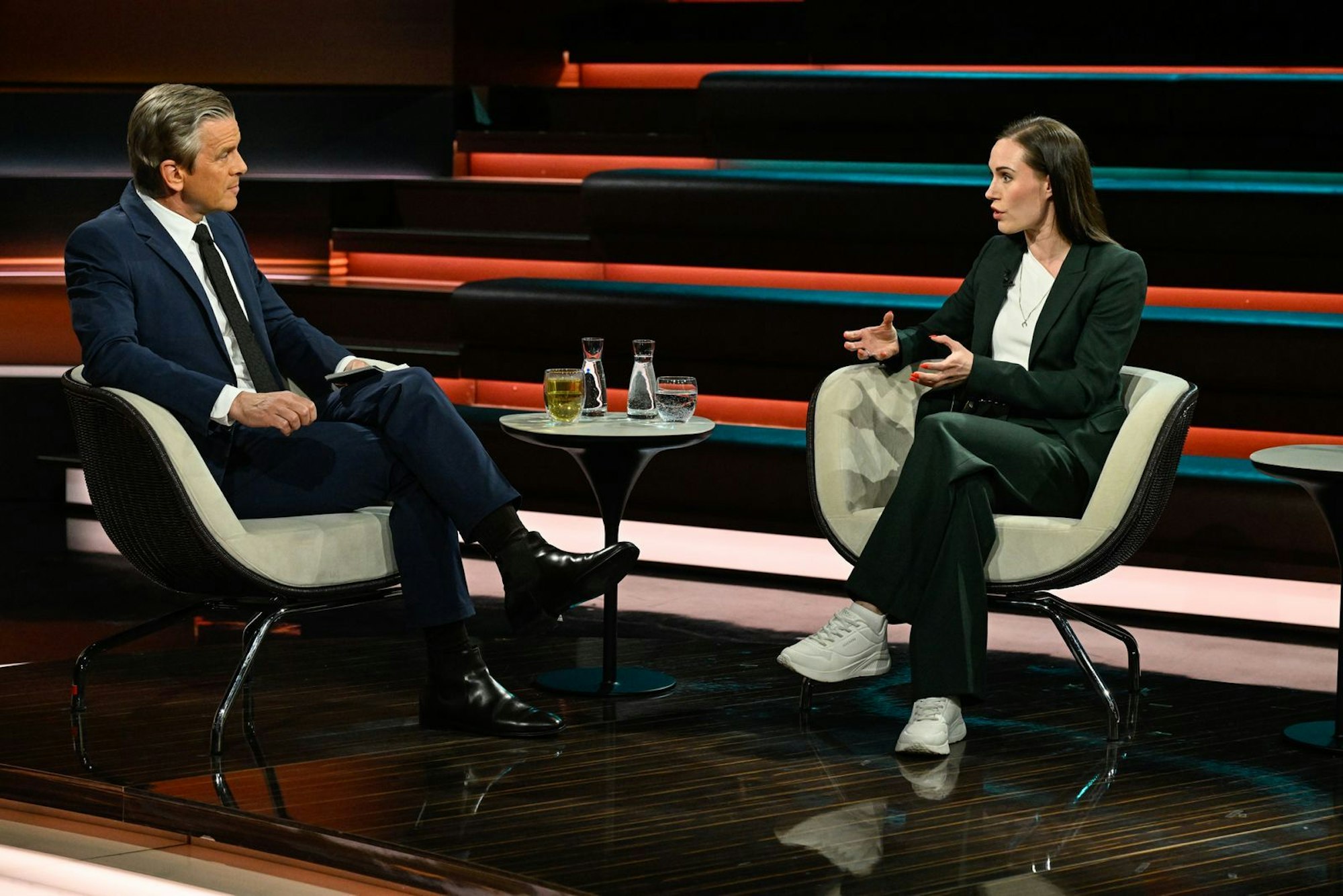Sanna Marin, die ehemalige Ministerpräsidentin Finnlands, erläuterte im Gespräch mit dem ZDF-Moderator, was die Finnen so widerstandsfähig macht. (Bild: ZDF / Markus Hertrich)