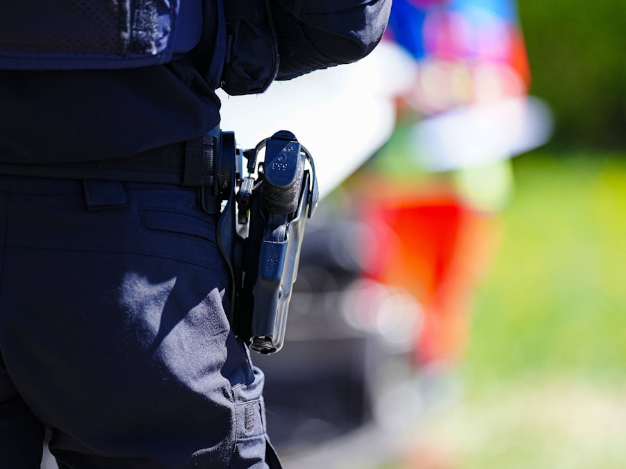 Polizist in Uniform mit einer Dienstwaffe