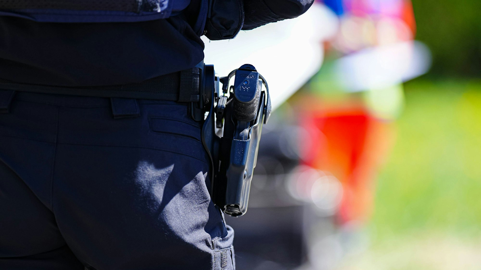 Polizist in Uniform mit einer Dienstwaffe
