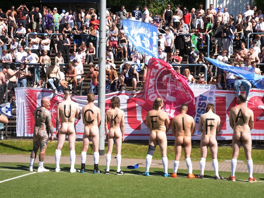 Traditionelles Protestspiel der Fußball-Nacktionalmannschaft
